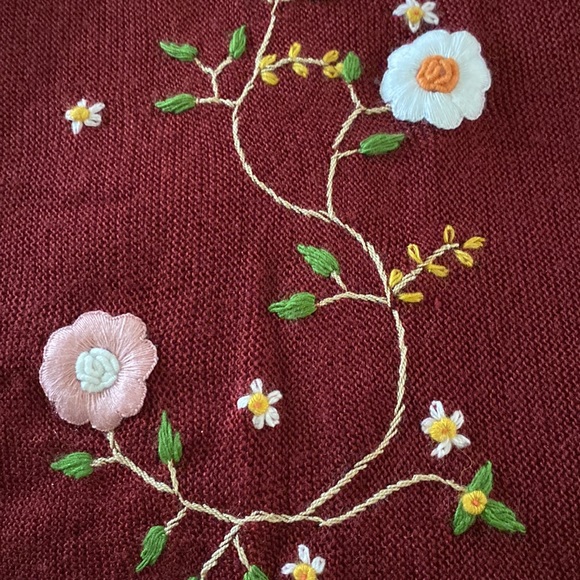 Burgundy wrap with embroidered flowers - Picture 4 of 4